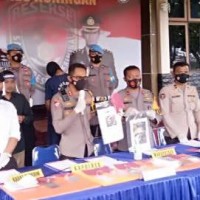 Konfrensi pers Kapolres Kuningan terkait kasus pembunuhan.