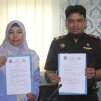 Ketua yayasan credenta Mubarok berfoto bersama usai menendatangani MoU.