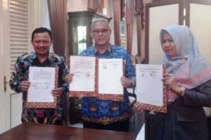 Bupati Kuningan berfoto bersama usai tandatangani MoU.
