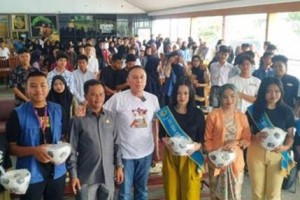Caleg DPR RI Dapil Jabar X dari Partai Gerindra, Iwan Bule saat menemui relawannya di Kuningan.