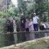 Bupati Kuningan saat mengunjungi sumur tujuh Cikajayaan. Bupati Kuningan saat mengunjungi sumur tujuh Cikajayaan.
