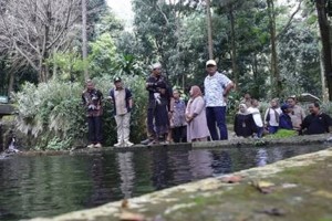 Bupati Kuningan saat mengunjungi sumur tujuh Cikajayaan. Bupati Kuningan saat mengunjungi sumur tujuh Cikajayaan.