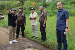 Bupati Kuningan saat meninjau ruas jalan Cipasung-Paninggaran yang bakal diperbaiki.