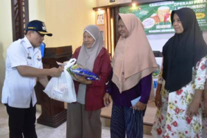 Bupati Kuningan saat membagikan paket saat Operasi Pasar Bersubsidi.