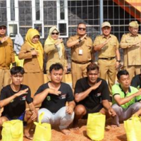 Bupati Kuningan berfoto bersama dengan atlet Disabilitas Kuningan.