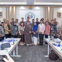 18 Perguruan Tinggi Anggota AHEIC  berfoto bersama usai kegiatan.