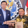 AHY Berfoton bersama dengan Bupati Kuningan.