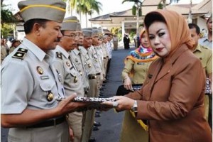 Bupati Kuningan saat memberikan penghaegaan pada upacara HUT Agraria.