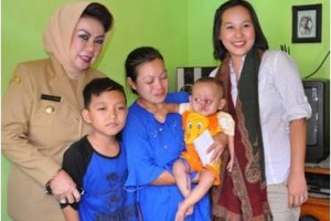 Bupati Kuningan, Hj. Utje Ch Suganda bersama putri tercintanya, Nike Sonia saat menjenguk penderita kelainan struktur.