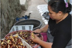 Salah seorang penjual jengkol di Kuningan.