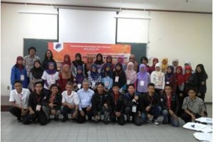 Pesert peltihan jurnalisti UPI bnerfoto bersama seusai kegiatan.