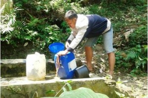 Salah seorang warga di Kuningan timur saat ambil air yang jauh dari kediamannya. 