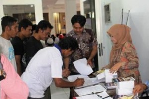 Warga Kuningan yang mendapatkan bantuan stimulan perumahan mengisi buku tamu saat sosialisasi Bantuan stimulan perumahan. 