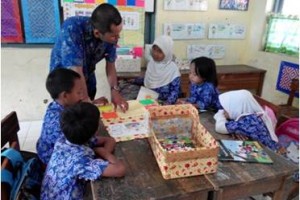 Usaid Prioritas saat memberikan metose pembelajaran kepada siswa.