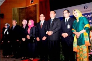 Wakil Gubernur Jabar berfoto bersama seusai serah terima jabaran kepala perwakilan BI Jabar.