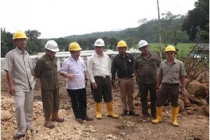Anggotaq DPRD Kuningan saat sidak pembangunan waduk Cileuweung.