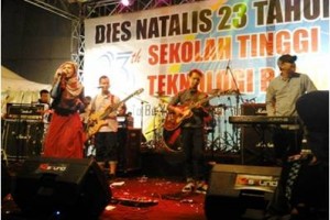 La Luna & rif Band saat manggung di STT Bandung.
