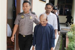 TErsangka pelaku pencabulan saat diriring petugas Kepolisian untuk dimintai keterangnnya