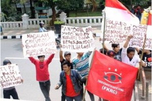 Aksi unjuk rasa belasan pemuda yang tergabung dalam FKRC.