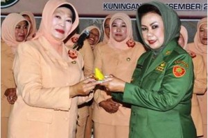 KOMPAK. Bupati Kuningan, Hj Utje CH Suganda tampak akrab dengan ketua DWP Kuningan, Hj Yosef Setiawan.