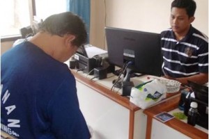 Tersangka DN saat dimintai keterangannya di Mapolres Kuningan.