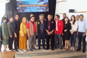 Sejumlah pesert dialog berfoto bersama seusai kegiatan.