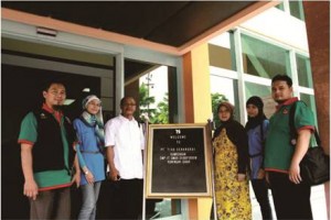 Kepala Sekolah Beserta Guru SMP ITUS Berpfoto bersama