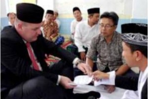 Warga negara jerman, Matthias Kreipe saat mengucapkan kalimat sahadat di mushola Almunawarah.