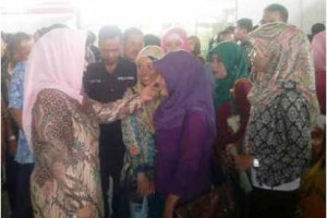 Bupati Kuningan, Hj Utje CH Suganda menyapa sejumlah pencari kerja pada pembukaan job fair di hotel Tirta Sanita.