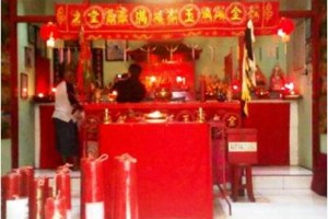 Suasana di kelenteng Kun An Tong Kuningan menjelang tahun baru imlek.