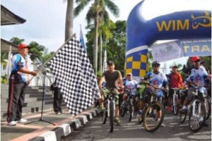 Wakil Bupati Kuningan, H Acep Purnama SH MH saat melepas ribuan bikers pada HUT Korpri ke-42