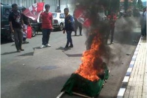 Massa GMNI membakar keranda wayat sebagai simbol perang terhadap korupsi