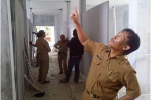 Kadis Cipta Karya, Drs H Lili Suherli MSi saat meninjau secara langsung pembangunan kantor barunya.