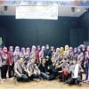 Panitia pagelaran kesenian sunda berfoto bersama seusai acara.