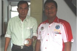 Pansek PN Kuningan dan staf Seksi Pemberantasan BNN Kab. Kng dalam pelaksanaan tes urine