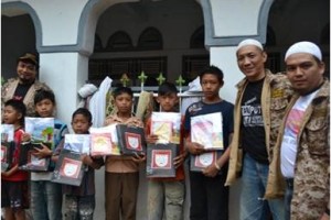 Jajaran Pekat Kuningan berfoto bersama dengan anak-anak tidak mampu seusai kegiatan baksos di Desa Cipedes.
