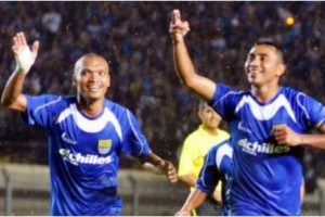 Pemain persib Bandungm Firman Utina seusai menjebol gawang DC United