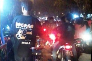 Pocong  Rayakan Tahun Baru dengan goes ontel