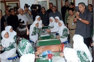 Presiden SBY saat berinteraksi langsung dengan siswa siswi SMPN 1 Kuningan.