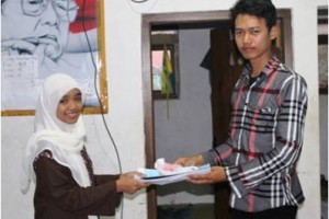 Ketua rayon PMII FKIP Uniku, Selli saat menerima SK dari pengurus PMII rayon FKIP Uniku