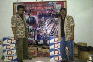 Sekjen Pekat, Nana Mulyana ST (kiri) bersama rekannya saat memperisiapkan sembako untuk diberikan kepada warga yang masih makan nasi aking.