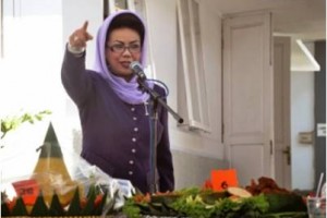 Hj Utje Ch Suganda saat memberikan sambutan pada peringatan HUT Dharma Wanita ke 14.